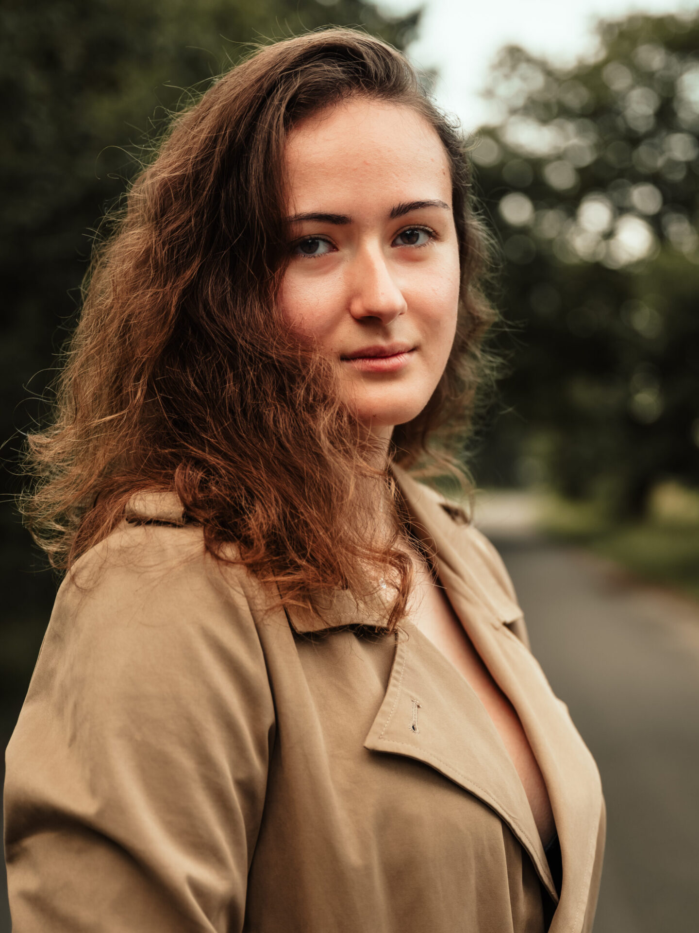 Portrait von junger Frau im Wald in Potsdam