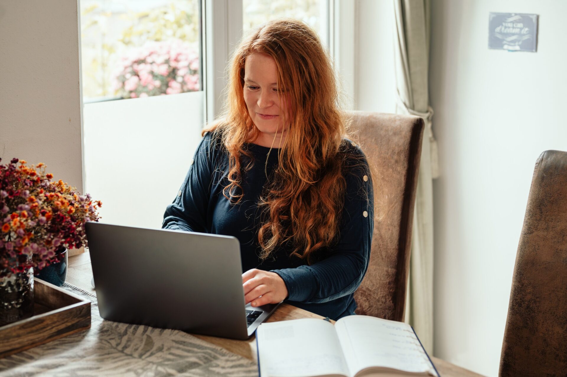 Frau beim Arbeiten an ihrem Laptop.